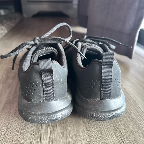 Black Under Armour Running Shoes - Picture 2 of 4